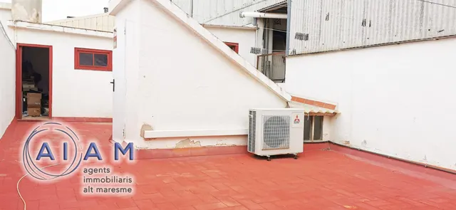 Edifidio con local y vivienda dúplex en carrer Església — 35