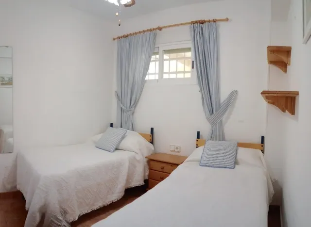 Amplio piso con vistas al mar y 4 dormitorios en 1 Línea playa Levante. — 26