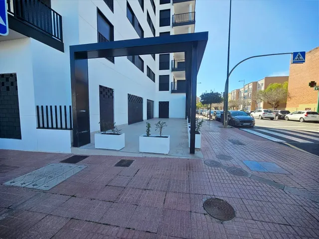 LOCAL COMERCIAL CON DOS TERRAZAS Y DOS PLAZAS DE GARAJE — 2