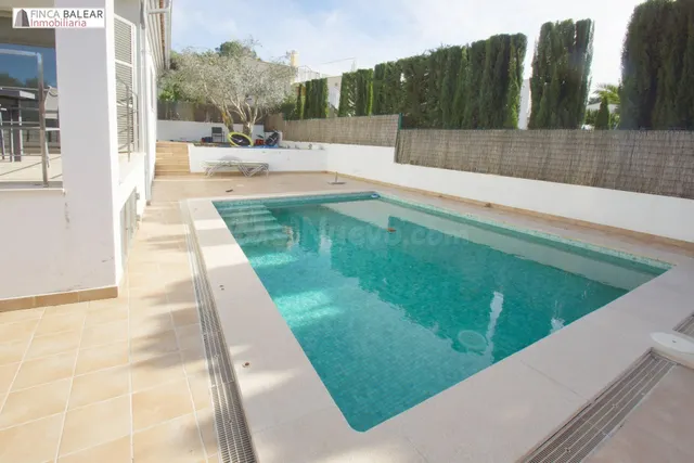 Moderno chalet con piscina y jardin en la exclusiva zona de  - foto 3