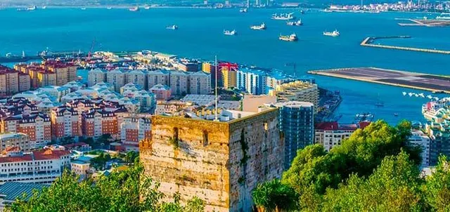 ¡GRAN CASA ADOSADA DE 351 M2 CON ENORME POTENCIAL EN ALGECIRAS! — 29
