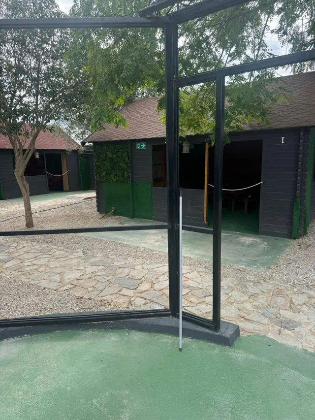 Esta es tu oportunidad de tener la mejor discoteca de la Vega Baja (Cox-Albatera) . Discoteca con Piscina , Jardines  , Cabañas Vip , Sala interior . Con un total de  3000 m2  totalmente montados , c — 11