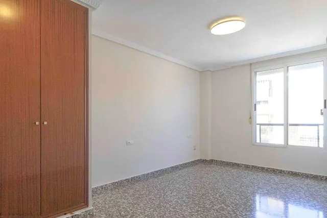 Amplia vivienda de 4 dormitorios con garaje, trastero y metro a pocos minutos — 35