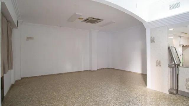Local Comercial en Avd. de Madrid. — 2