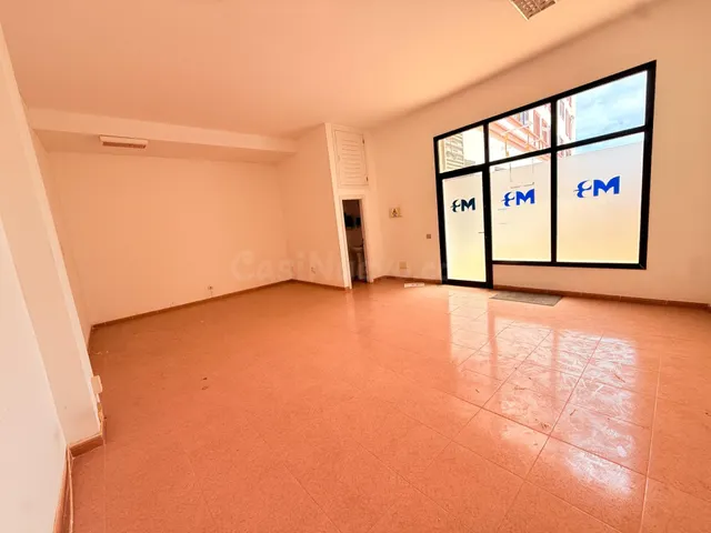 LOCAL COMERCIAL CON ESCAPARATE, DIAFANO EN CALLE RAMON Y CAJ