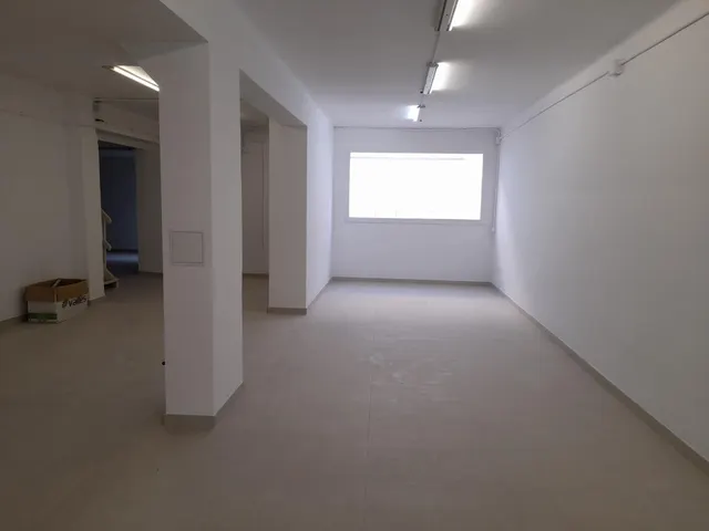 Gran local comercial de 275m2 con patio en la Eixample — 4