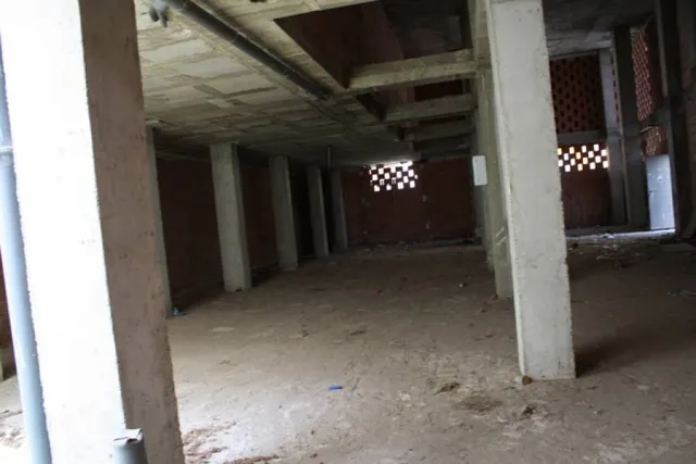 Local comercial en Orihuela cerca del Colegio Santo Domingo y de la Casa Museo de Miguel Hernández. — 8