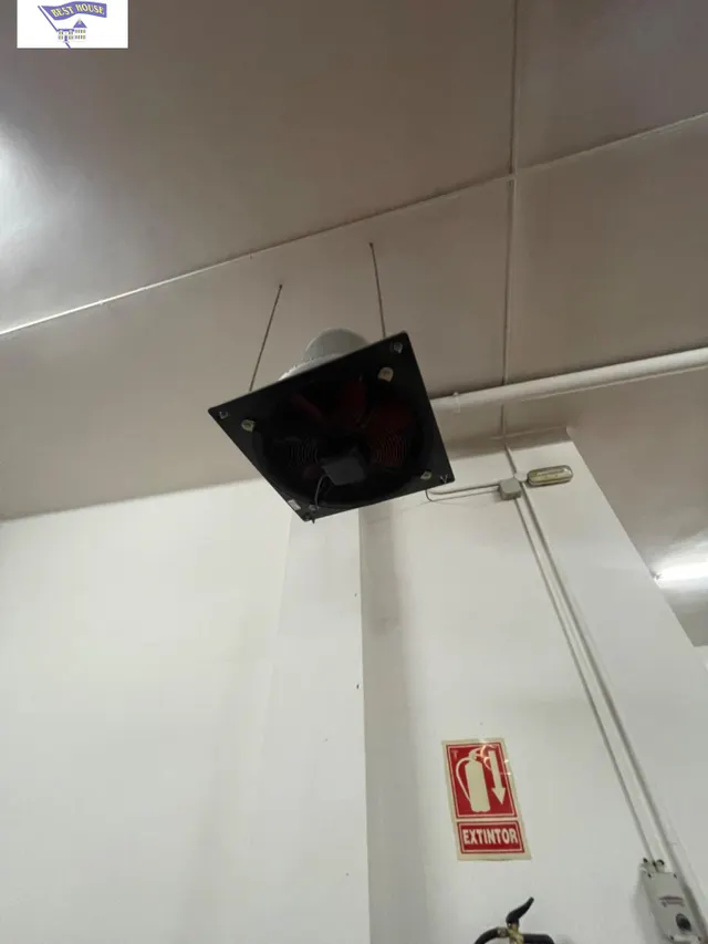 LOCAL CON VADO. 9 PLAZAS DE GARAJE. POSIBILIDAD DE T RASTEROS — 8