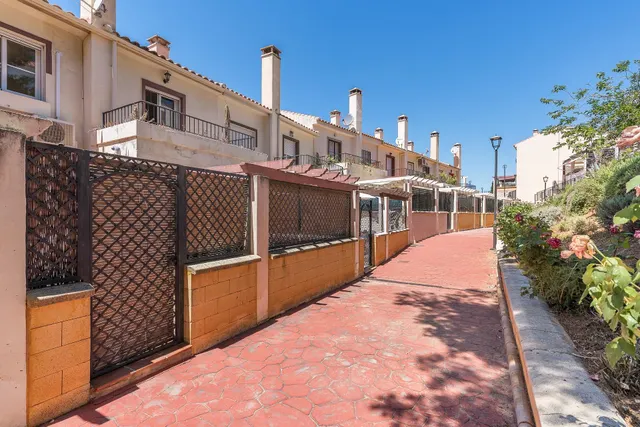 ADOSADA EN URBANIZACIÓN EN HUETOR VEGA — 45