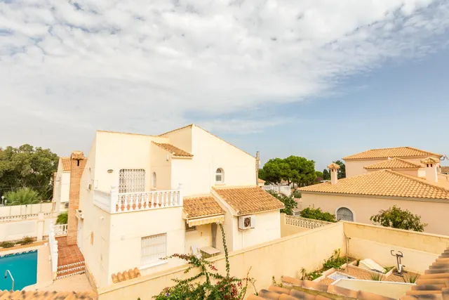 Chalet independiente a la venta en Playa Flamenca — 46