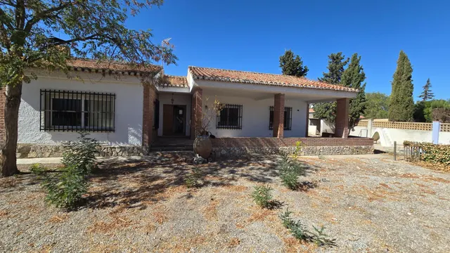 Amplia Casa en Las Gabias con Potencial de Reforma y Excelen - foto 2