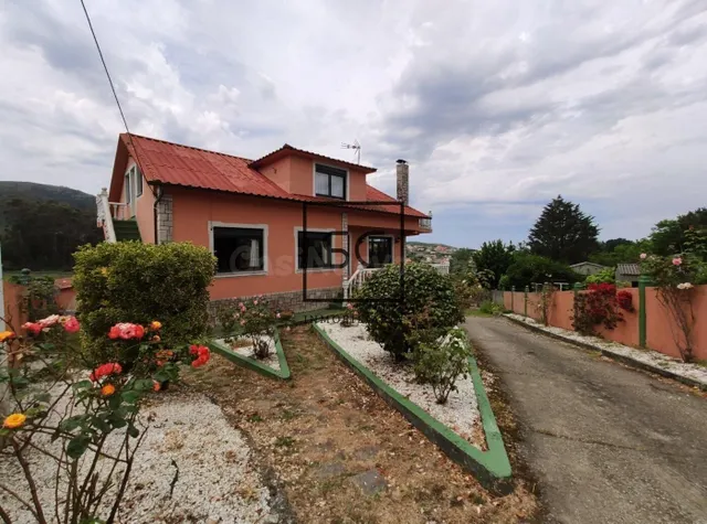 Casa de 3 plantas y garaje en Meirás, Valdoviño. - foto 2