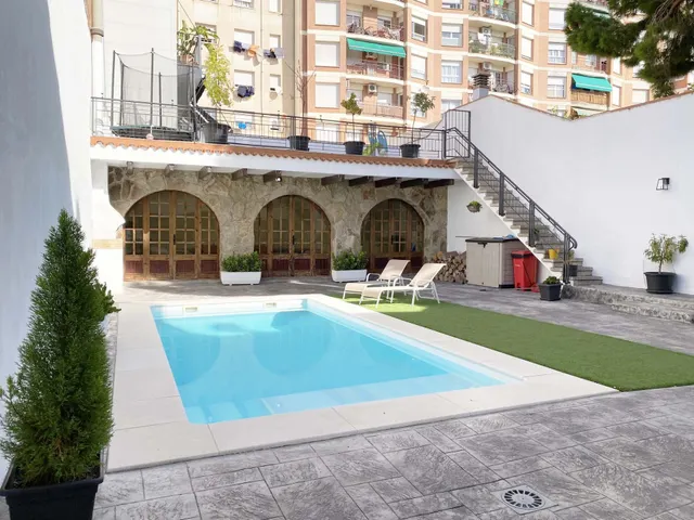 Chalet adosado en venta en Calle de Regàs — 36
