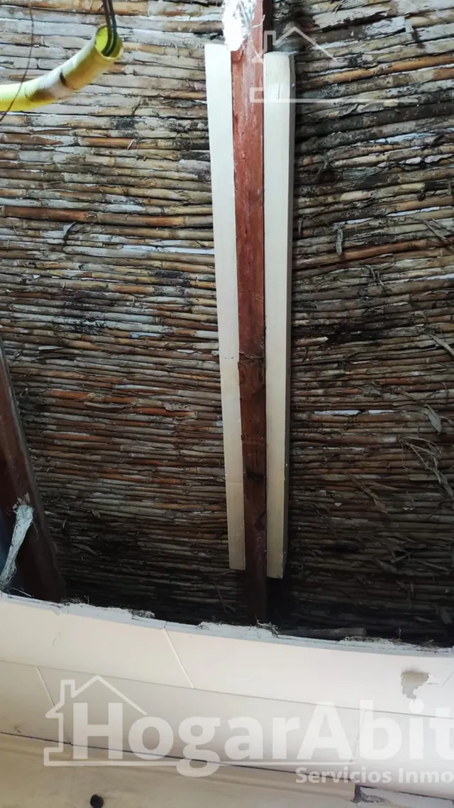 ¡ECONOMICA! AMPLIA CASA CON TERRAZA Y CON MUCHAS POSIBILIDADES — 33
