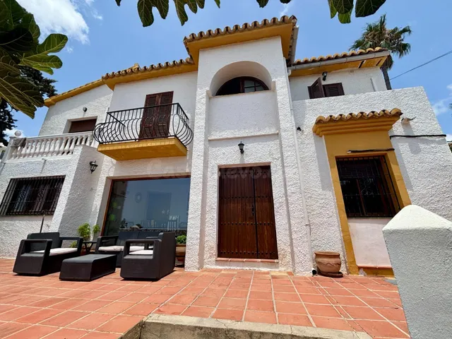 CHALET EN VENTA CON VISTAS AL MAR EN BENALMADENA URB. VERACR