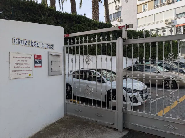 Alquiler de larga temporada en Benalmádena | Vistas al mar y la montaña | Piso reformado con dormitorio extra grande. — 4