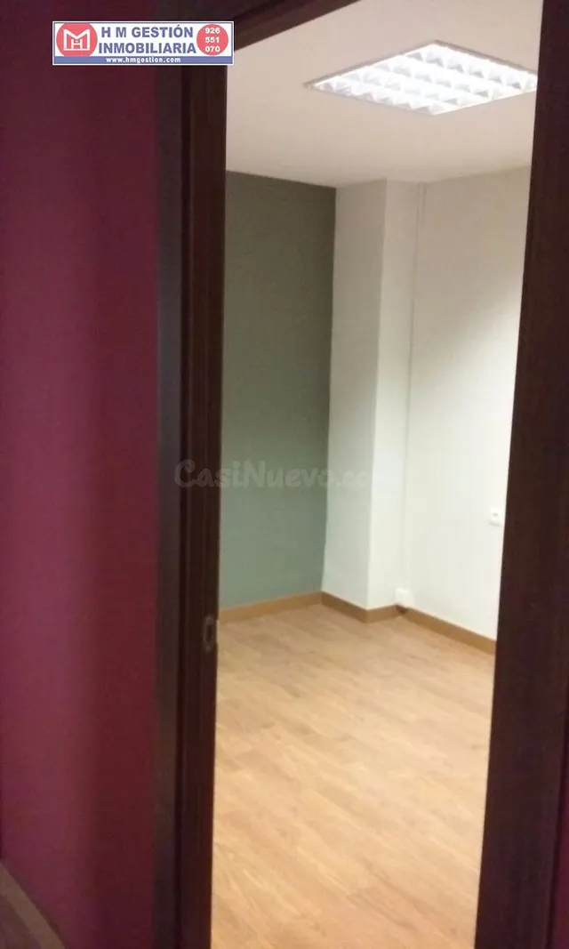 OFICINA A LA VENTA CON DOS DESPACHOS, SALA DE JUNTAS Y ASEOS - foto 4