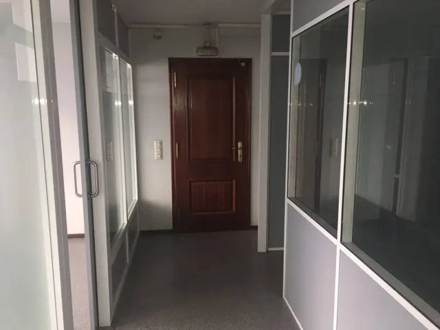 LOCAL COMERCIAL EN ENTRESUELO EN BUEN ESTADO — 3