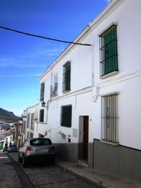Casa de 4 habitaciones en Estepa con patio y cocina moderna - foto 2