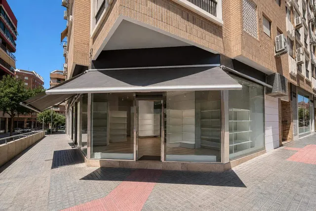 Local comercial en alquiler en pleno centro – Disponible des - foto 2