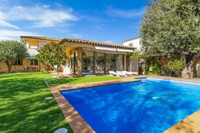 Exclusiva villa con piscina, casa de invitados y licencia tu