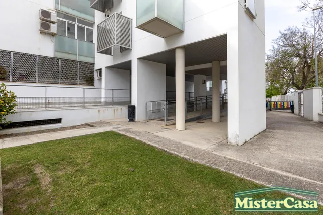 EXCLUSIVA. Zona norte. Ático Dúplex VPO. Terraza-solarium de 52m2. 4 dormitorios, 2 baños. Garaje. — 47