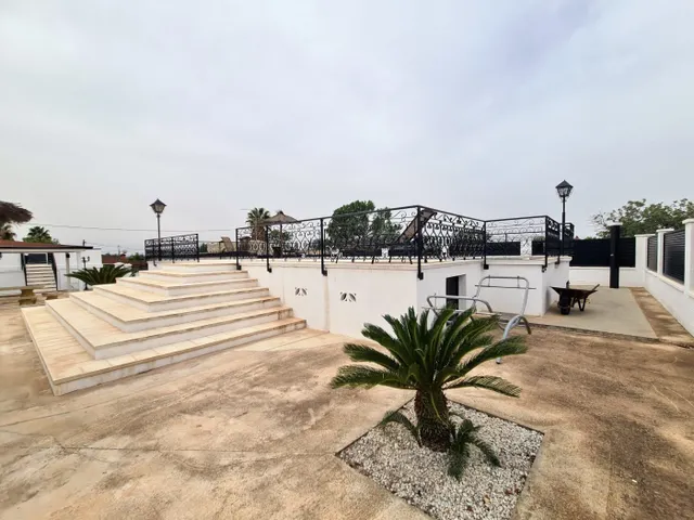 PRECIOSO CHALET CON PISCINA, CASA DE INVITADOS Y GRANDES TERRAZAS JUNTO A LLÍRIA — 29