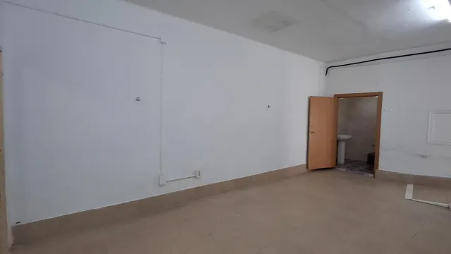 Bajo comercial en alquiler de 96 m2 situado muy cercano a la Plaza del Pueblo de Paterna. — 13