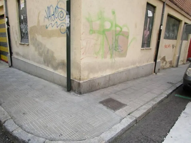 Urbis te ofrece un local en alquiler en Salesas, Salamanca. — 2