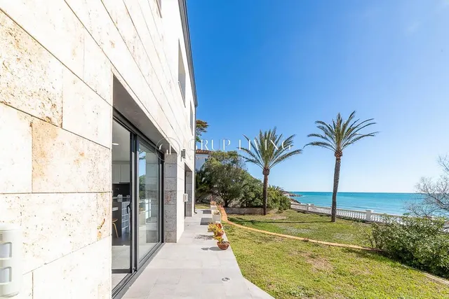 CASA EN PRIMERA LINEA DE MAR — 8
