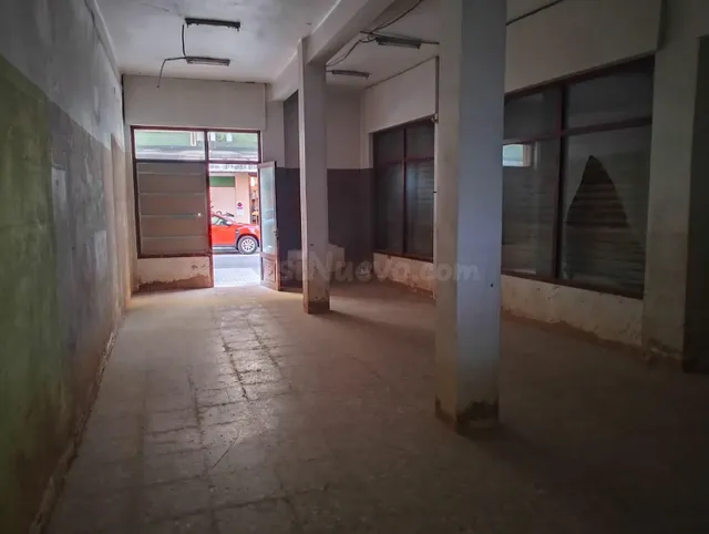 Local comercial 86m² en venta - Vias del tren - foto 2