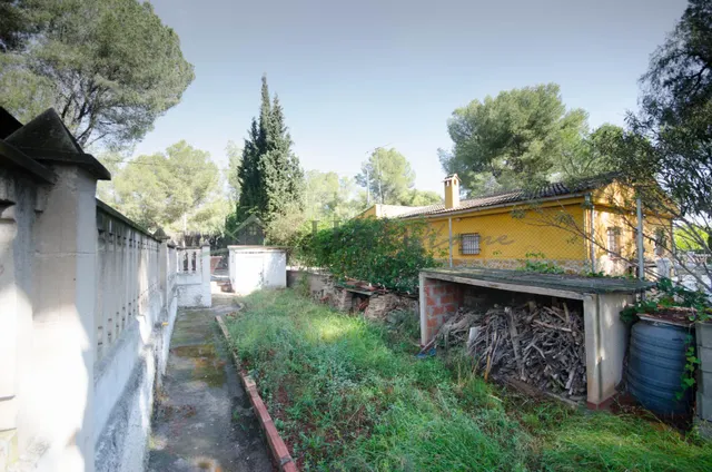 Ref. 04405.- EXCLUSIVA.- Chalet independiente con piscina en Urb. Camp Llíria. — 44