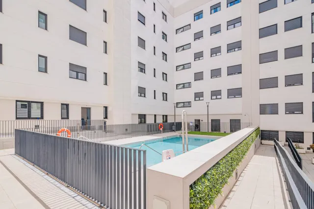 OPORTUNIDAD EN VENTA DE PISO VPO DE 3 DORMITORIOS EN BARRIO ALBAYDA CON PLAZA DE GARAGE Y TRASTERO — 40