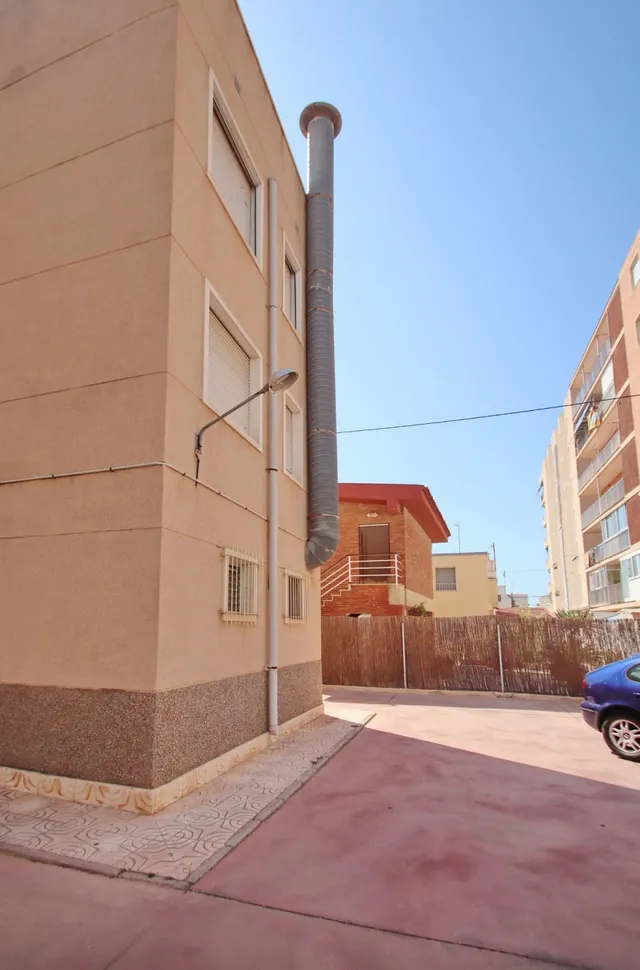 Local con terraza enorme, donde se encuentra 3 negocios en Santa Pola!!! — 36