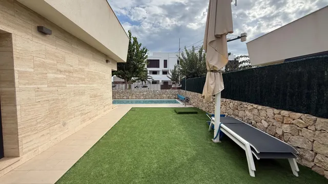 CHALET SEMINUEVO CON VISTAS AL MAR, PISCINA PRIVADA Y COCINA DE VERANO – LA TORRE DE LA HORADADA — 12
