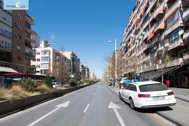 Camino de Ronda. Piso en planta alta con 5 dormitorios, garaje y trastero, calefacción central. — 2