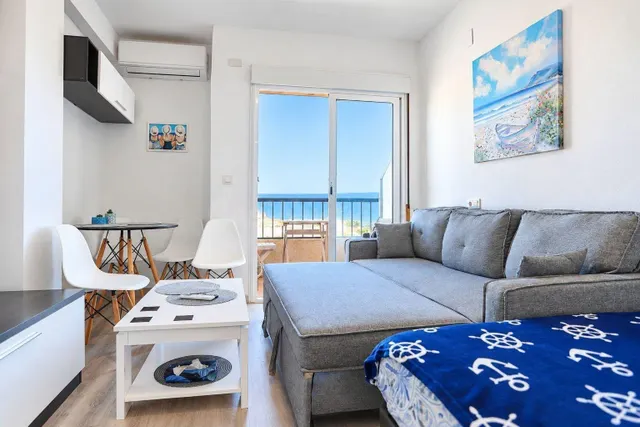 EXCLUSIVO ESTUDIO CON VISTAS FRONTALES AL MAR EN TORREVIEJA — 2