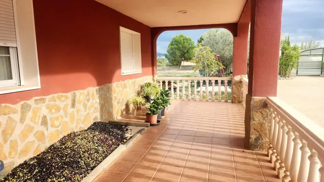 Chalet con dos casas en Sax