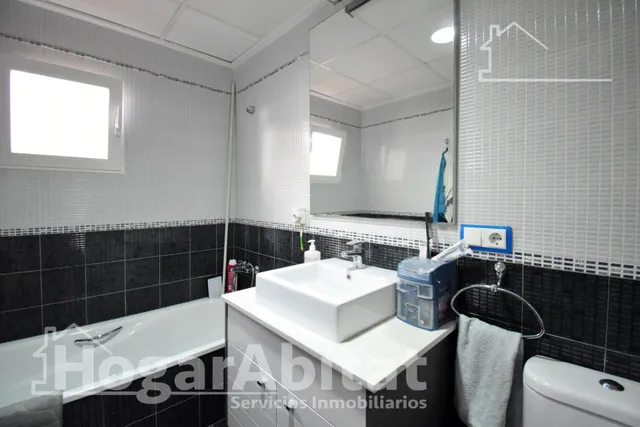 Extraordinaria amplitud en este luminoso primer piso con terrazas y trastero — 28