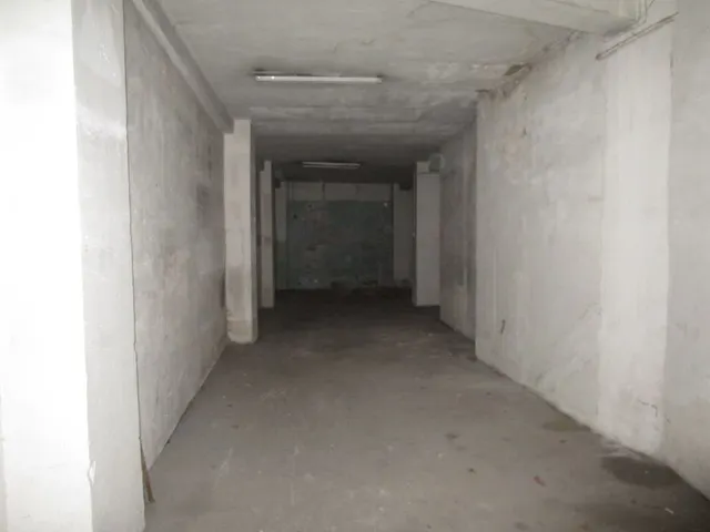 Urbis te ofrece un local comercial en zona Labradores, Salamanca. — 2