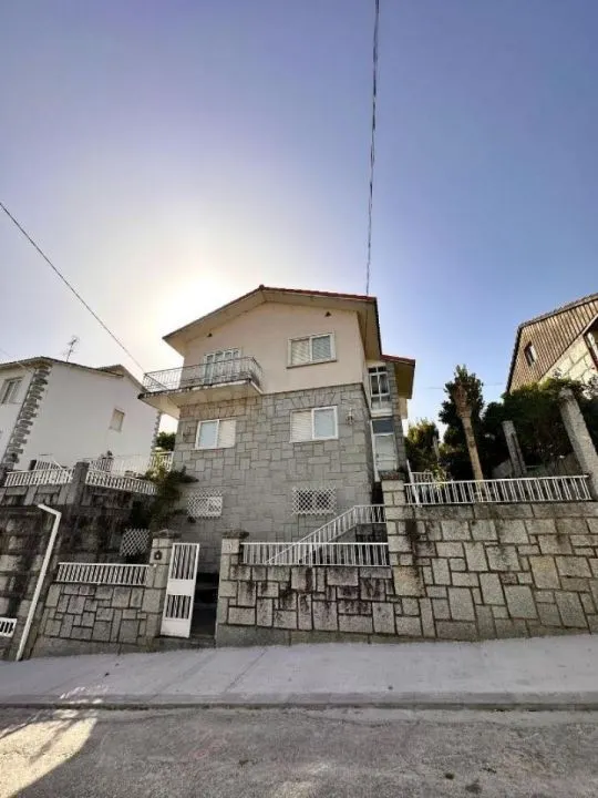 OPORTUNIDAD!!! CASA INDEPENDIENTE DE TRES PLANTAS EN VENTA E