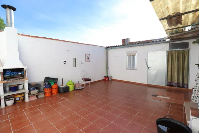 Casa en planta baja para entrar a vivir con 3 dormitorios, cocina amplia, salón, comedor, 2 patios y lavadero — 24