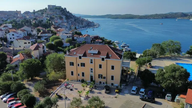 Residencia contemporánea con vistas al mar y al casco histórico de Sibenik, Croacia — 12