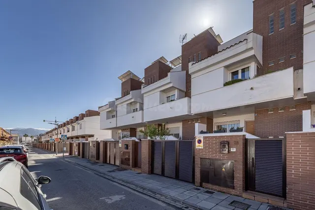 Chalet adosado de diseño junto al Vial de Churriana de la Ve