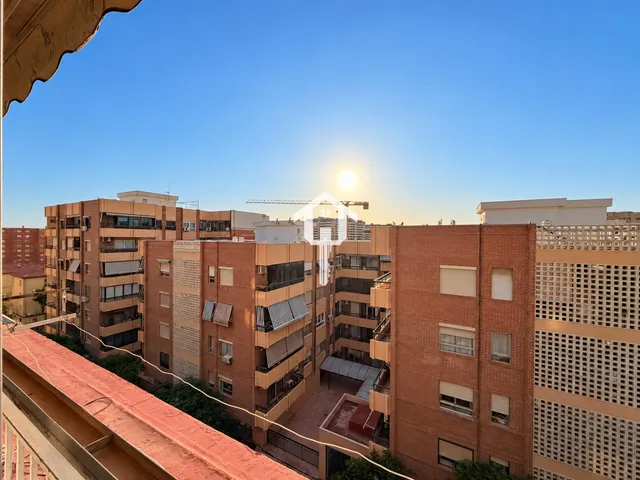 Ático en exclusiva totalmente reformado de 56 m2 con terraza en zona benalúa de Alicante: edificio con ascensor — 6