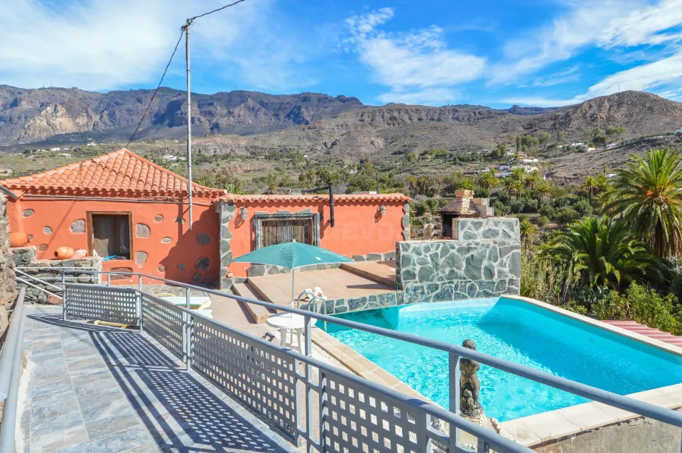 ¡Finca rústica con chalet y piscina privada en Santa Lucia!