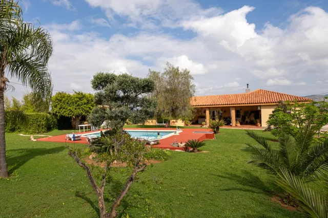 Finca de 11.000m2 de terreno a unos minutos de Lauro Golf co