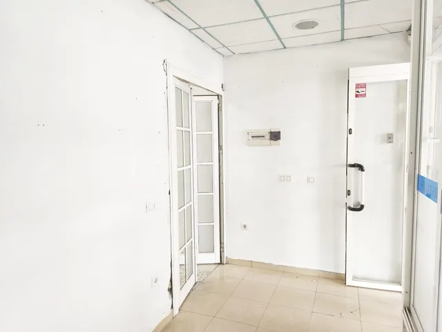 Local comercial 40m² en alquiler - Avenida de las Ciencias - foto 3