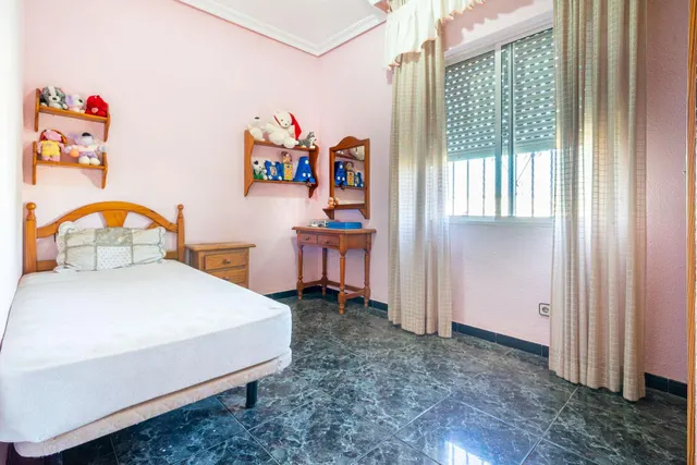 Chalet independiente con piscina privada, amplio jardín y 6 dormitorios en Bollullos de la Mitación — 18