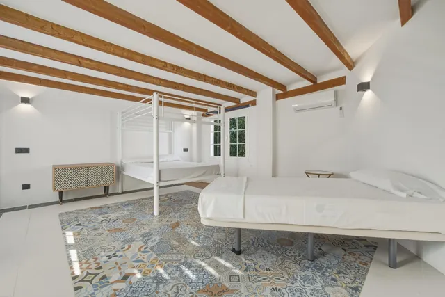 ESPECTACULAR VILLA CON PISCINA, 6 DORMITORIOS EN SUITE Y VISTAS AL MAR EN SA TORRE — 42